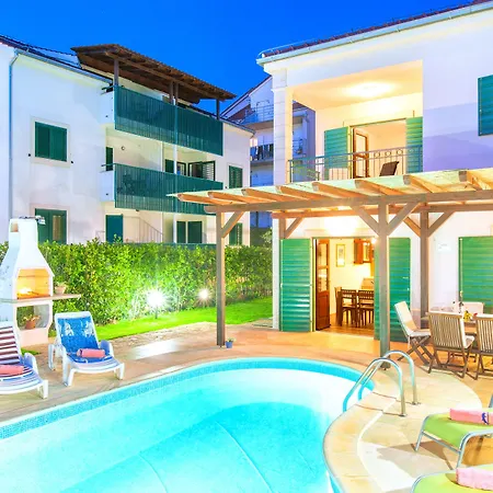 Cvita 80 M From The Sea, Free Breakfast - Direct Landlord *