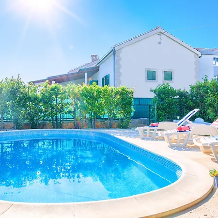 Cvita 80 M From The Sea, Free Breakfast - Direct Landlord Villa