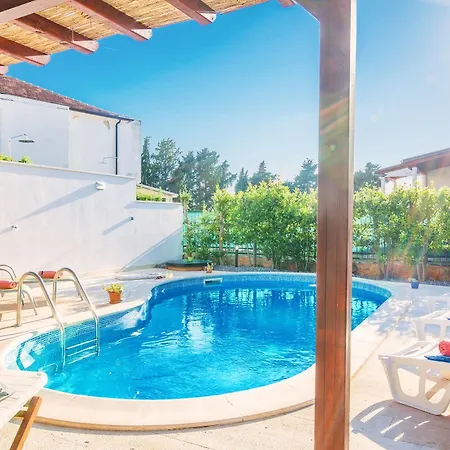 Cvita 80 M From The Sea, Free Breakfast - Direct Landlord Villa