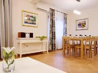 Cvita 80 M From The Sea, Free Breakfast - Direct Landlord